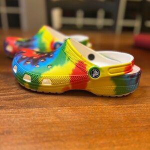 NWOT Crocs Men's Size 6 and Women's Size 8 Classic Clog  - Rainbow Tie...
